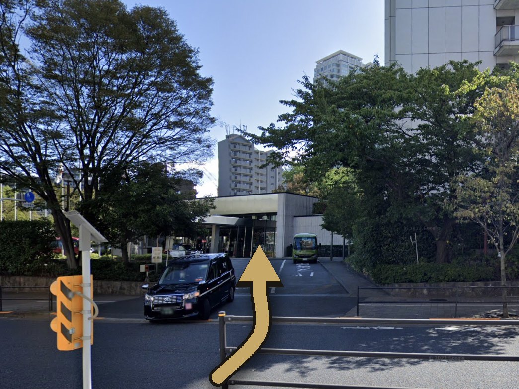目黒通りからシェラトン都ホテル東京の車寄せへ入る入口(矢印の方向)